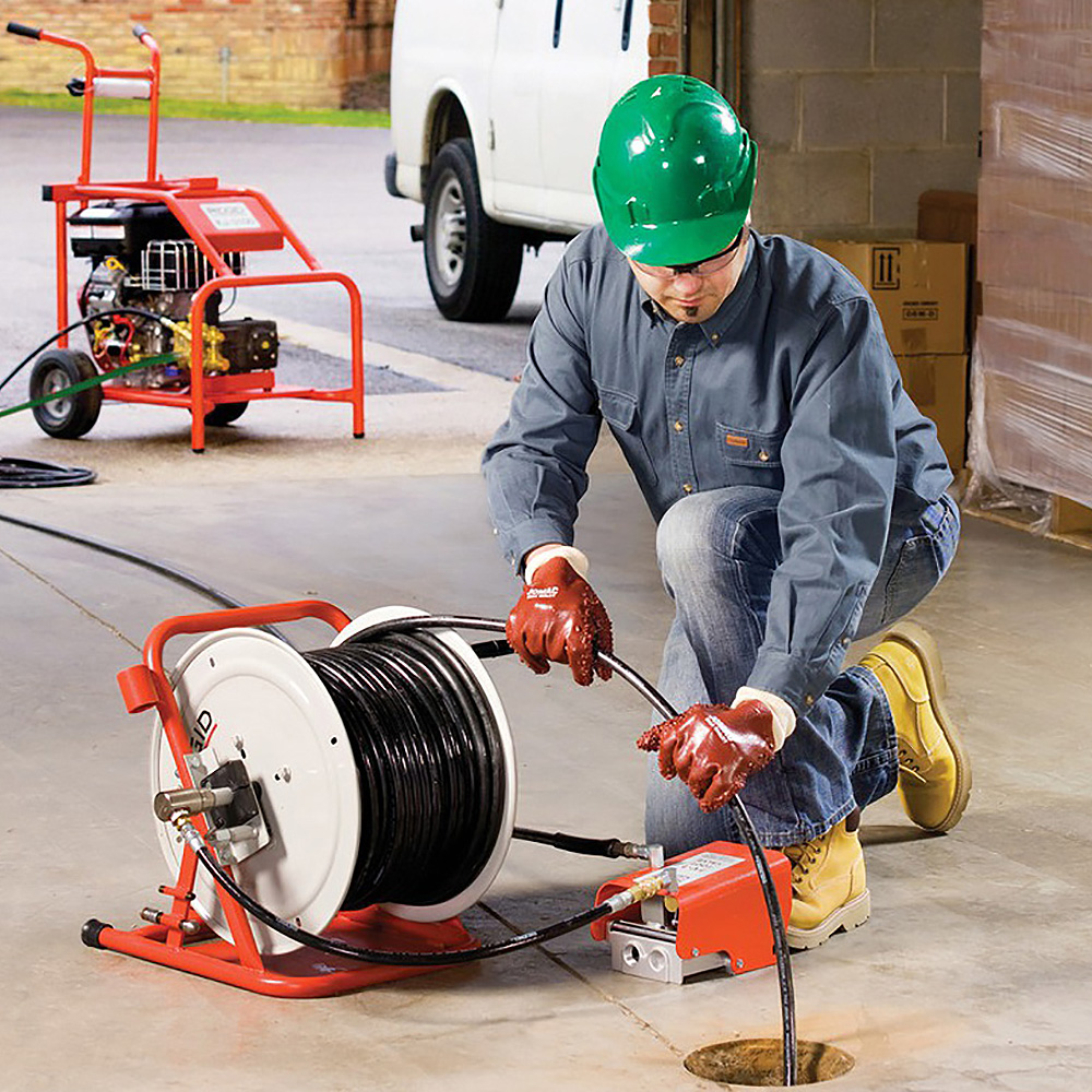 Plomero destapando Cañería